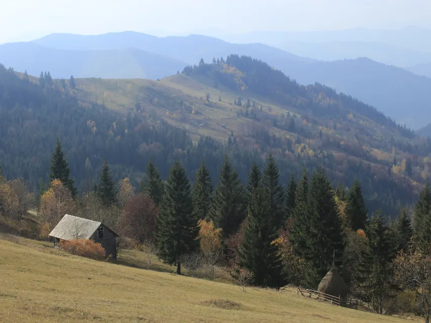 Trilha em meio às montanhas